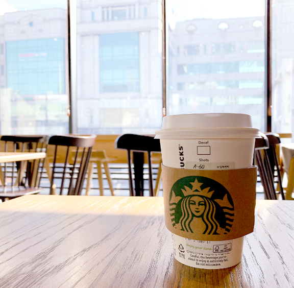 코로나로 마음 졸이고 있는 요즘, 맛있는 점심식사 후 햇볕을 쬐며 차 한 잔 마시니 기분이 좋아요 : ) 여러분은 어떻게 일상의 행복을 느끼고 계신가요?<br />#우리는_이겨낼_것입니다